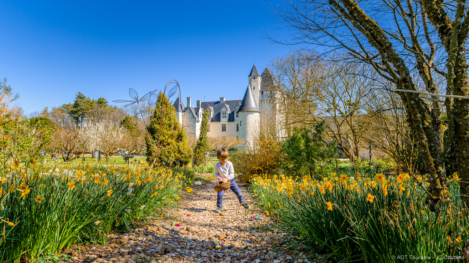 Chasse aux oeufs Pâques jardin du château du Rivau