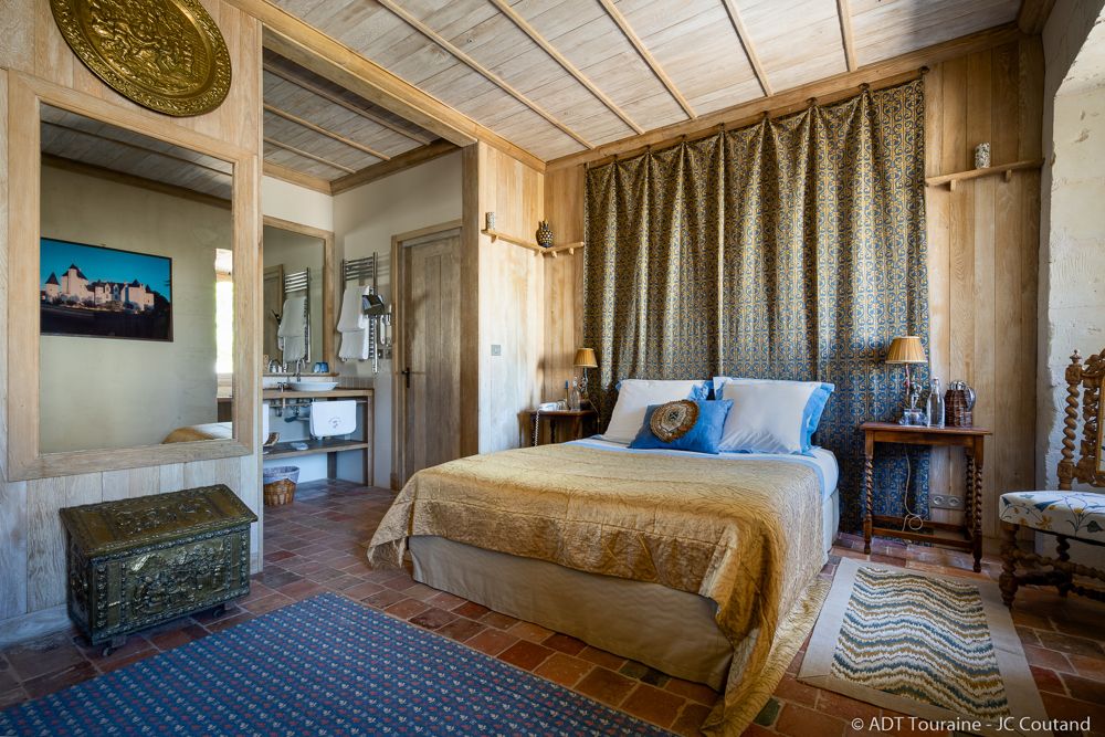 Chambre Deluxe Henri II, dans l'hôtel du Château du Rivau, avec vue sur Château