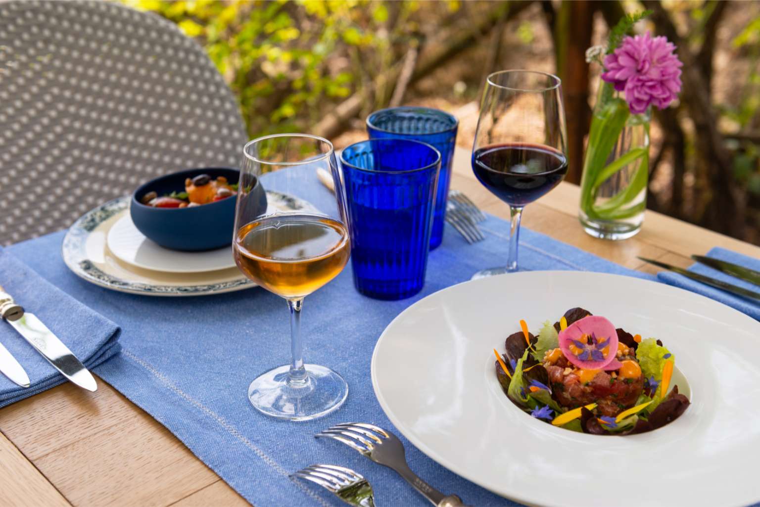 Repas gastronomique et raffiné servi avec un verre de vin de Chinon