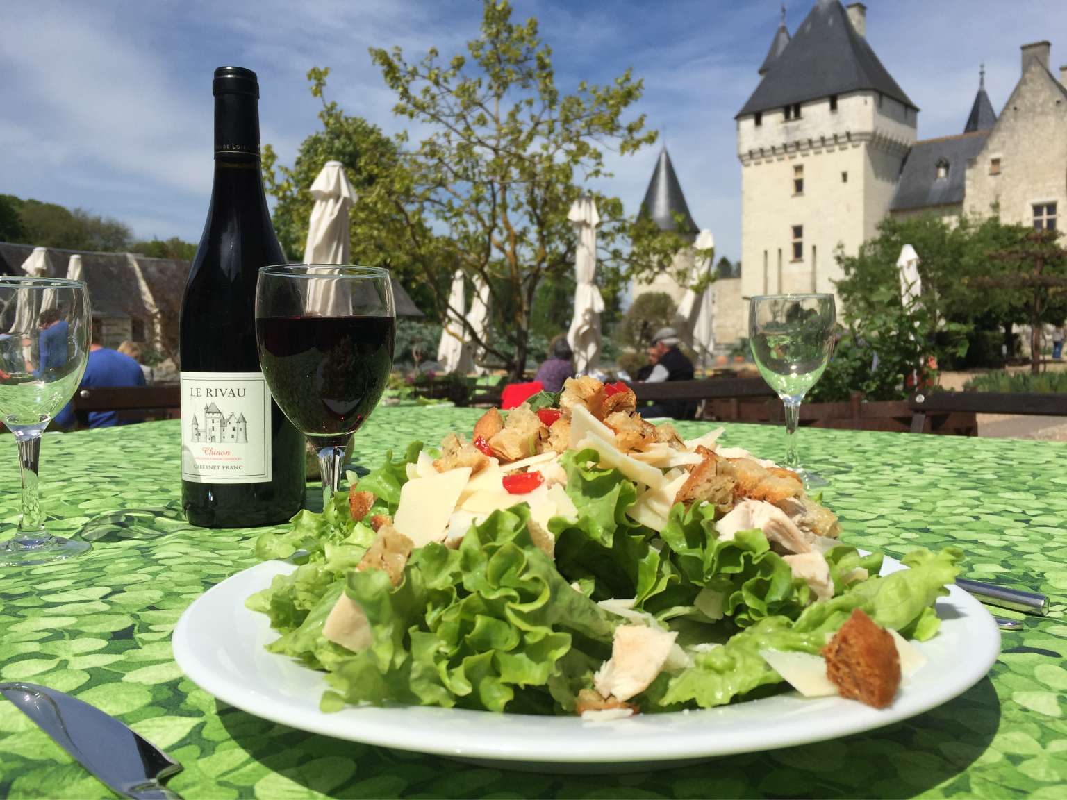 Salade du potager servie avec le vin du Château, sur la terrasse extérieure