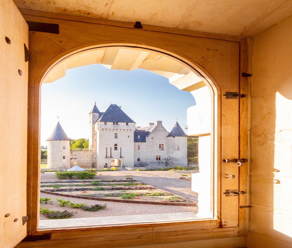 vue-chateau-loire Vue depuis la fenêtre de la chambre de luxe sur le Château