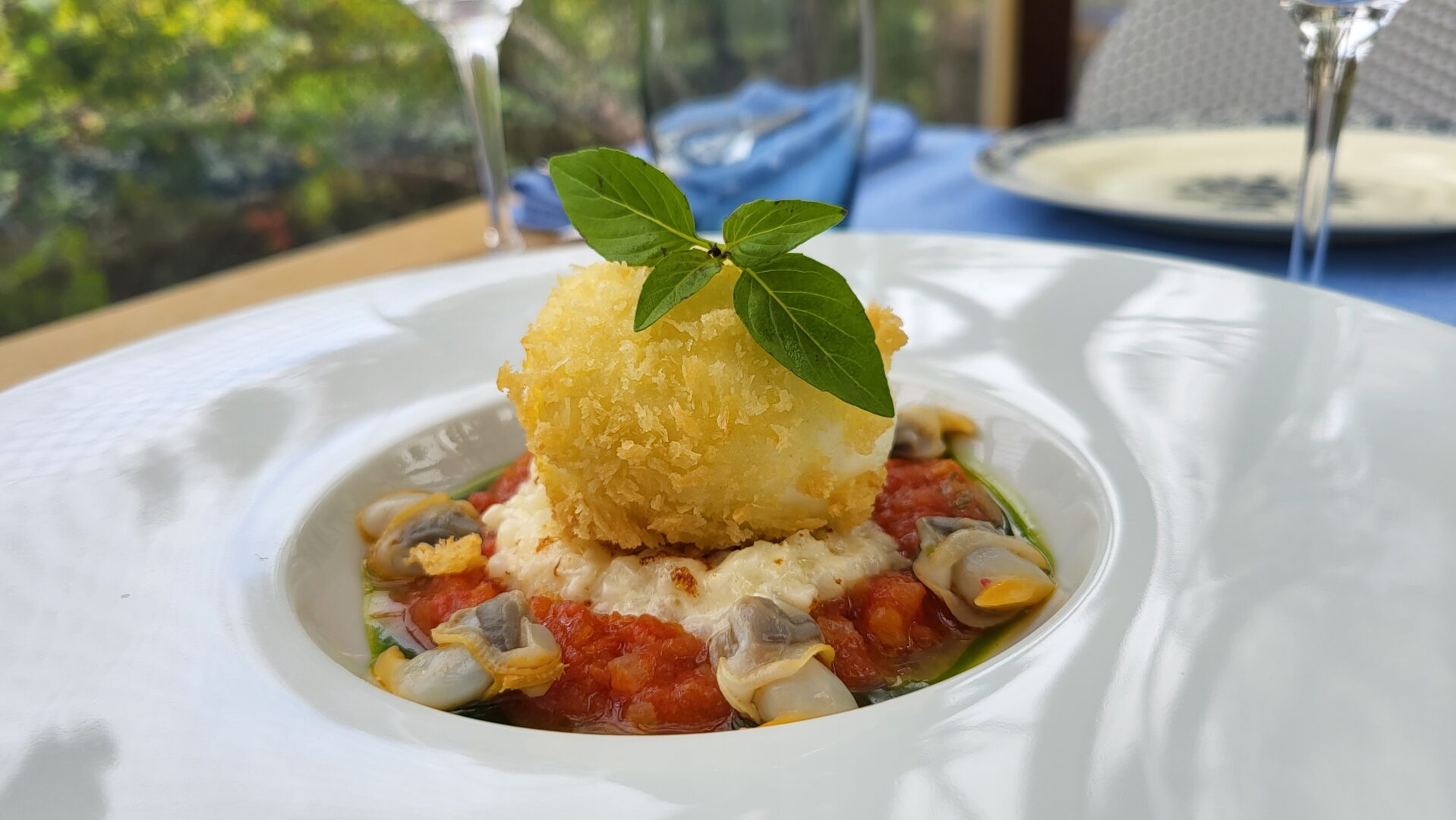 Assiette gourmande et raffinée au Jardin Secret, restaurant gastronomique du Château du Rivau