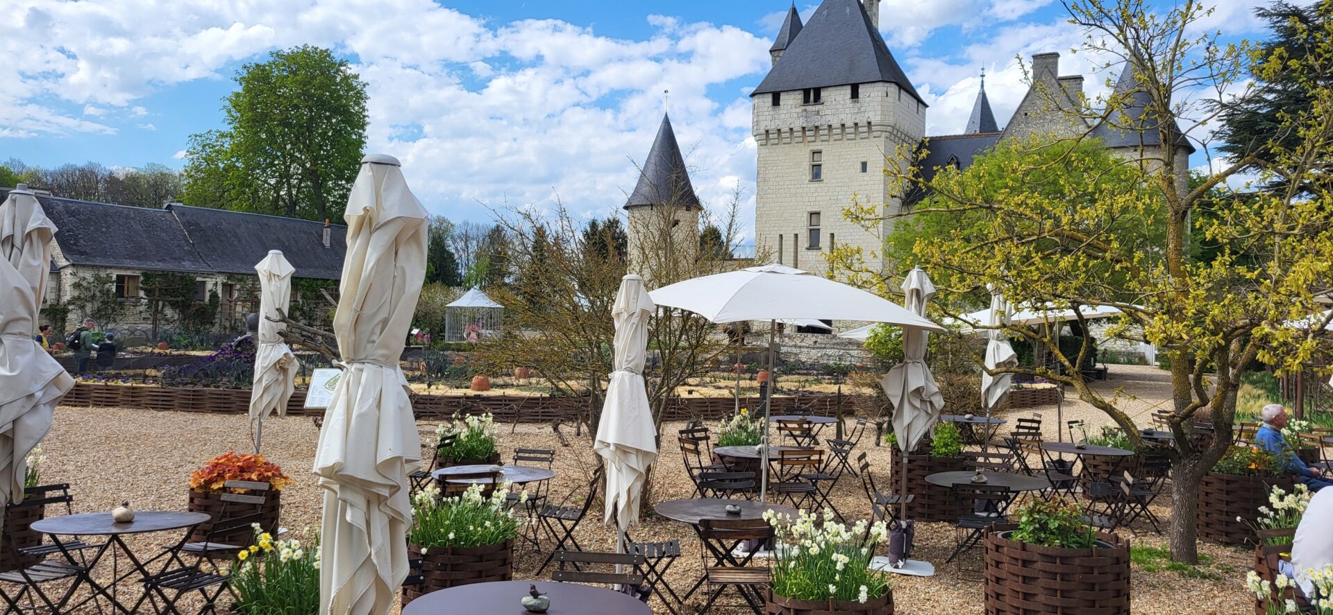 Table des Fées au printemps Chasse aux oeufs Pâques jardin du château du Rivau