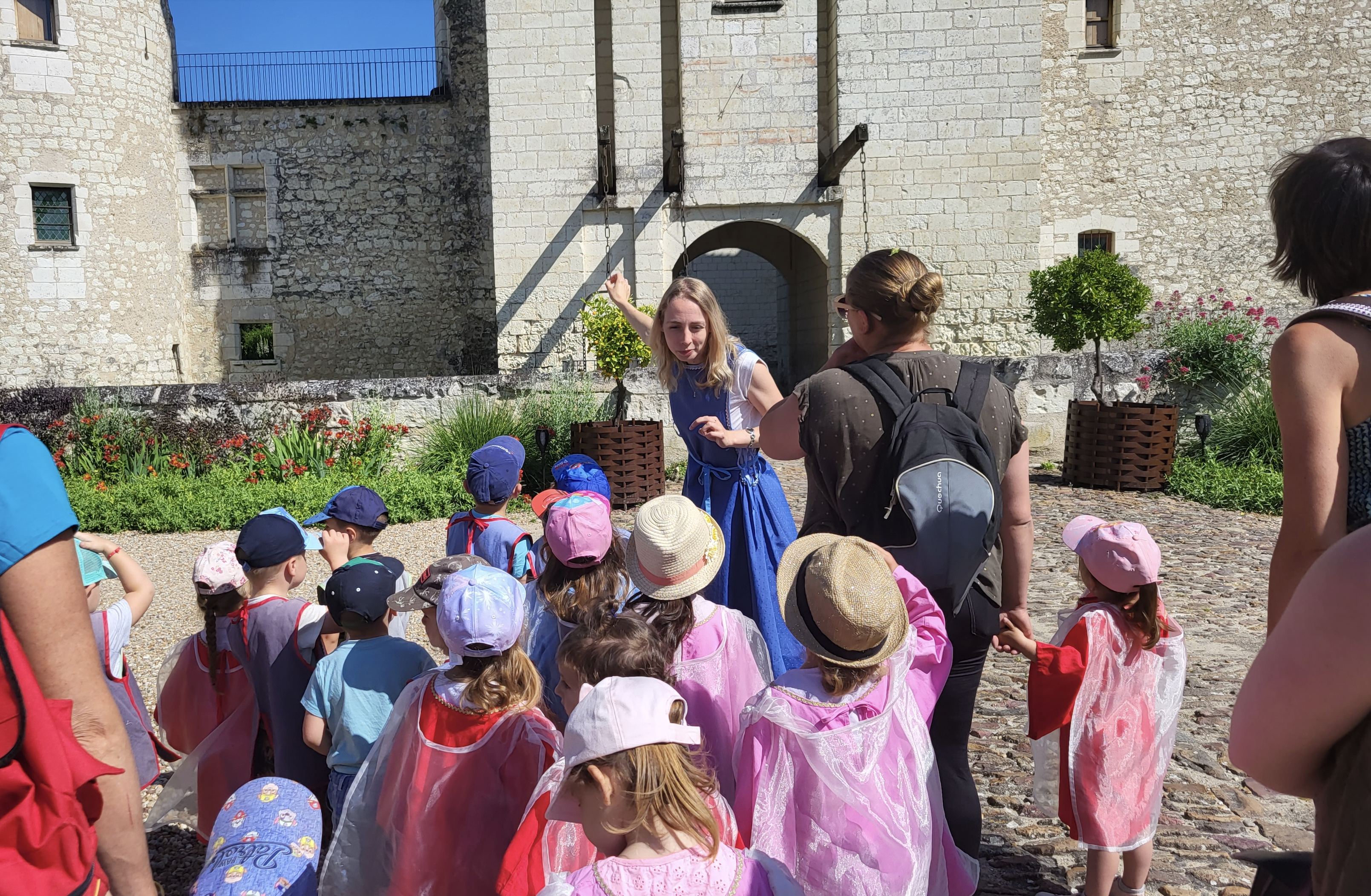 Visite scolaire medievale au Chateau du Rivau