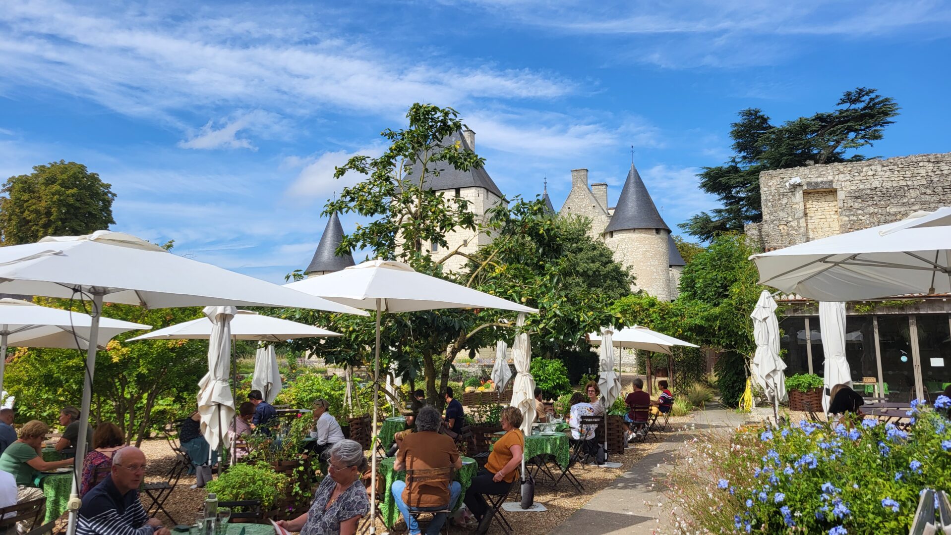 Terrasse du restaurant traditionnel, avec vue sur le Château du Rivau